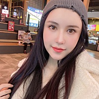 马上26号就满月啦，老公带我提前出来放个风～转眼又是一年，已经是两个娃的妈妈啦。想想自己这么怕疼的...