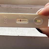 今早起床验的，一条杠，但透着光有另外一条，是怀孕了吗？特别想怀孕。