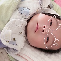 宝贝儿两个半月了 好快哦 看着宝贝健康成长 ，觉得自己受那么多的苦都值得了