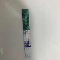 眼睛疼 是我的太想要花眼了吗 今天的好像有个淡淡的印  是有了吗各位准妈妈 但是好浅为什么
