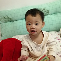 今晚小宝贝一个不小心又从床上掉地上了，后脑勺摔个大包，好心疼啊，这个小脑袋真是摔了好多次，也不知...