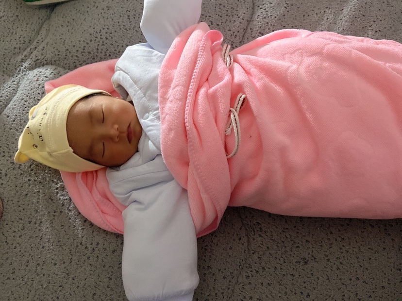 都说生女儿贴心，想想也真是，本来预产期是1月10号，那时候生的话坐月子出来第二天就是过年了，我那时候天天想着宝宝足月了就出来吧，没想到宝宝还真听话，差不多足月了就出来了，过程也让我不受罪，19号凌晨两点半破水肚子不疼，然后去办住院，宫口一整天也没开，肚子也不痛，直到19号下午五点多肚子才痛，还能接受，我没打催打针，也没有打无痛针，直接就这样自己坚持自己顺产，到七点就推进去生，宫口一下从1开到10，用力一下就生出来了。无侧切无撕裂。女儿是好贴心，过程没有让妈妈受罪。接超快顺产好运吧！㊗️你们也是超快顺产哦，无撕裂无侧切，不用缝针，生完宝宝第二天身体就恢复很好了。