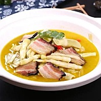 1、笋尖焖豆腐 材料：干口蘑、干笋尖、干虾米，豆腐，葱、姜、油、酱油适量。 做法： 1. 将干口蘑、干笋...