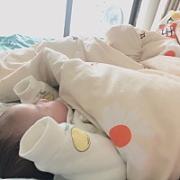 快50天了，没有母乳出生就开始吃飞鹤超级非凡臻爱倍护系列的牛奶，一直吃的60-70毫升，白天2小时喂一次...
