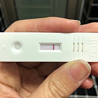 31号晚上同房时完事后拿纸巾擦有一点点血，以为来事了，垫卫生巾三天了还没来，每天胃胀的难受😣，明...