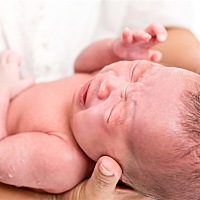 亮亮刚25天，妈妈在给亮亮洗澡时，看到他脑门上出现一块块的乳痂，决定好好清理一下，一次搞定！ 于是就...