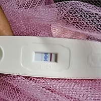 姐妹们帮我看看，今天早上跟昨天下午测试的，是怀孕了吗
