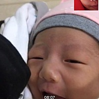 这是宝宝肺炎住院那天，我还在月子中，他爸爸带他去的医院，我好舍不得跟他视频的时候，看他这个小表情...