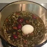 治疗经痛小秘方【益母草煲鸡蛋】 1、取鸡蛋2个，益母草30克，玄乎胡15克，适当红糖 2、放入砂锅中加入...