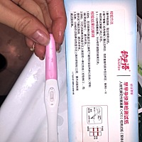 #大姨妈推迟了 这个不知道是什么意思 刚开始一条 过了半天又变成两条杆 姐妹帮忙看一下 是不是十分钟之...