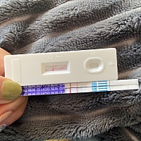 从昨天晚上测试纸就是两条杠 但是今天早上有用验孕棒测没有 然后我又用试纸测了一下有是两条杠 这是怎么...