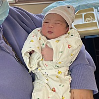 39➕2 三胎顺产 ，3号一早见红开车去医院检查，宫口还不是很开，就住在旁边酒店，走了一天，晚上12点多...