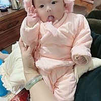 现在这么小就不爱喝奶，一喝奶就哭，平时两个多小时我就给她喝奶，现在一喂奶就哭，一喂奶就哭，现在四...