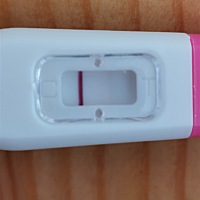 我不确定是不是有了，还是说有我看错了，最近早起总犯恶心，乳房胀，今早挤了一下，乳头竟然分泌出了淡...