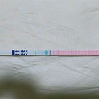 别人需要一个宝宝好轻松，而我需要一个宝宝好难呀😂😂 明天就要来大姨妈了，还有排卵测一下还有两条...