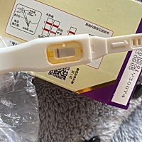 昨天晚上测的 只有一条线 今天早上起来看居然有很浅印子 这是怀了吗？备孕半年了每个月都神经兮兮的……