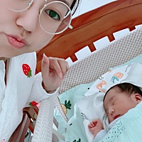 从怀孕到生所有反应都显示肚里是个男孩子   喜酸喜甜  肚子特别小  10人看9人说男孩  清宫表也显示男孩...