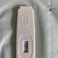 这是有了吗 帮忙看看 姨妈推迟三天 这几天还感冒了
