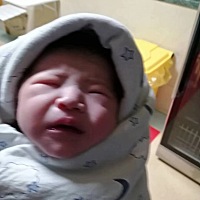 宝宝出生的时候喝了有细菌的羊水得了肺炎，住了五天的院，去接宝宝出院的时候的模样和第一天完全不一样...
