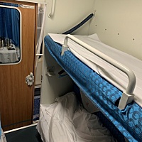 软卧，睡一晚就到家了，躺着没事正好研究下股市基金😝