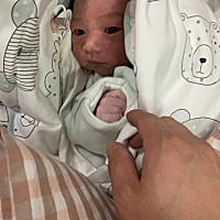 1.17日下午5.38出生，发现孩子食欲不好，只喝了一次奶粉，吃了不消化，不间断的会把吃的奶吐出来，也不...