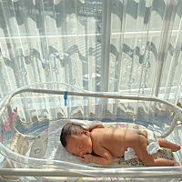 好苦恼、宝宝出生当天头部没有血包、第一天洗澡也没有、第二天洗澡阿姨说有个血包、出生医院打彩超第一...