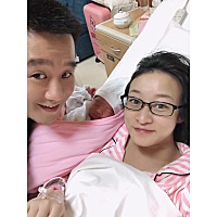 胡牛牛很给面子的一起笑了 纪念第一张家庭合照
