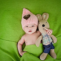 拍照全程不哭不闹的，长大后会是个爱美的姑娘吧