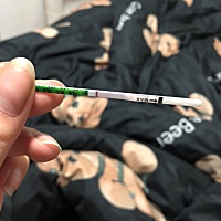 哪位姐姐能帮我看看这是有喜了吗，我自己看是有一条浅浅的，但是很不明显，不仔细看都看不见，很迷茫