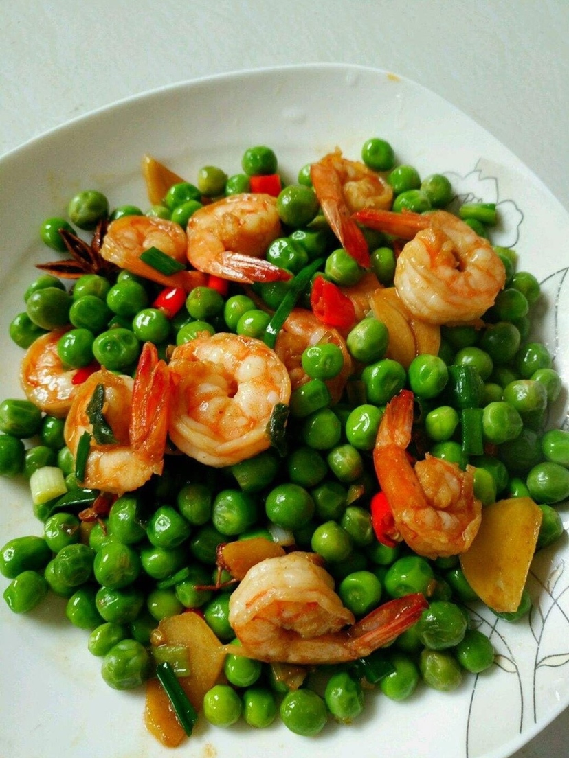 ⭐️豌豆炒虾仁
材料：豌豆、虾仁
做法：
1⃣️新鲜豌豆放开水锅中烫熟，捞出沥干水分；
2⃣️虾去头剥壳，开背去虾线，然后用少量的盐和料酒腌制一会儿；
3⃣️炒锅放油，把腌制好的虾仁倒入翻炒至表面变色
4⃣️加入豌豆一起翻炒片刻，再加点盐和生抽翻炒，倒入一点水淀粉勾芡即可出锅。