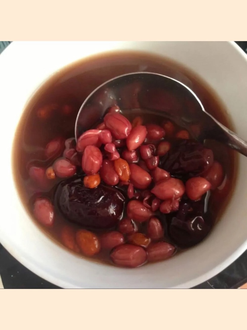 ⭐️丝瓜豆腐汤
PS：丝瓜真的是一个神奇下奶物种，超下奶，做法超多巨好吃
材料：丝瓜 1条、鸡蛋2个、豆腐 1块 、姜葱适量、盐
做法：
1⃣️豆腐切小块，放淡盐水中浸泡几分钟；丝瓜去丝去皮，切滚刀块；鸡蛋先打散在碗里。
2⃣️锅中加水3碗，放入姜丝烧开；加入豆腐和丝瓜再滚开。
3⃣️再滚开处倒入蛋液搅拌；搅拌均匀后加盐、油和葱花就可以喝汤了。