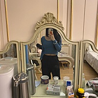 肚皮还是松松的，吃饱就是小肚子很明显，平时又懒得锻炼🙃，体重100斤。