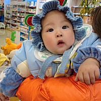 不知道是像爸爸还是像妈妈，都说儿子像爸爸，但是我怎么感觉他像个妹妹一样可爱呐😄