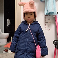 长得勉强还算过关吧，咋就是那么调皮好动的呢？连幼儿园老师都投诉好动小动作特别多，其他小朋友都在认...