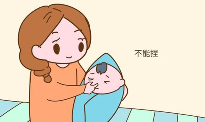 三、捏鼻梁能让鼻子挺吗？
宝宝刚出生的时候，很多爸妈都认为这个孩子怎么长得这么丑？哪里有自己的优秀基因呢？甚至鼻子都是塌塌的。而且家里长辈都说平常没事就要给孩子捏捏鼻梁，这样宝宝的鼻子慢慢的就会越长越挺。
这种说法有什么科学依据吗？
小孩鼻梁到底是塌的还是挺的，由父母的基因来决定。如果在什么都不懂的情况下就贸然去捏他的小鼻梁，不但不会把宝宝鼻梁变得高挺，还会因为老去触摸宝宝的鼻子，如果力度掌控不好，就会将里面的内黏膜给伤害，小小年纪就会给他造成鼻炎等危害。相信很多长辈都这么“坑”过孩子吧！
我们都知道长辈们也是为了孩子好，我们应该接受好的育儿方式，摒弃不好的育儿方式，不要等到给孩子造成伤害再后悔，那时已经来不及了。