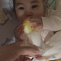 弟弟自己喂食 自己喂食 和妈妈的日常 哥哥和弟弟的画面