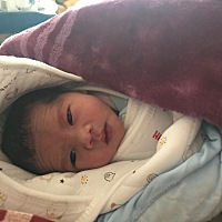 刚开始宫缩不严重就没在意，后来三个多小时宫缩是越来越疼到医院开三四指了，20分钟顺产，侧切，4斤8两...