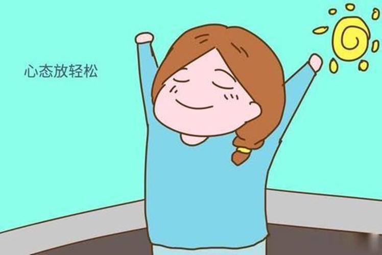3.保持心情愉悦。在分娩和月子期间，孕妈一定要保持舒畅、乐观的心情，避免紧张、焦虑、恐惧等不良情绪的出现，并认识到产后脱发是正常现象，不要过度害怕和焦虑，以免形成恶性循环，导致精神性脱发。