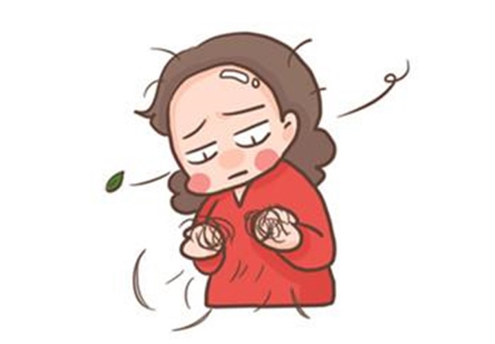 2.坐月子不当。按照老理儿说，产后要坐月子！新手宝妈不敢洗头，使头皮的皮脂分泌物和灰尘混合堆积，影响了头部的血液供给，且容易引起毛囊炎或头皮感染，使脱发几率增加。坐月子其实是可以洗澡洗头的哦！
3.宝妈为了哺乳就会被填食各种补品，有些的习俗是产后不能吃新鲜的蔬菜水果，只吃各种肉类蛋类和汤。另一种极端就是产后迅速瘦身会采取节食的方法，只吃蔬菜水果，不吃主食和肉类。然而，两种方式都不健康！都可能由于营养不均衡而导致大量脱发。