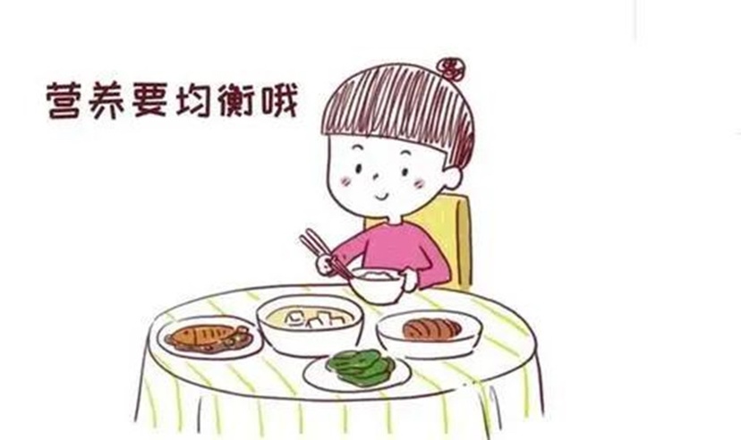 如何预防治疗产后脱发？
1.产后自愈。女性大多会在产后3个月左右，注意到脱发的情况。这主要是因为激素回降到正常水平，使得头发回到正常的生长和脱落的周期之中。一般在3到6个月内状况会改善。
2.注意平衡膳食。在饮食方面要做到膳食合理、营养均衡，应加强营养，不能挑食、偏食和忌口。由于头发最重要的营养来源就是蛋白质，所以，妈妈们应该着重补充一些富含蛋白质的食物，以满足头发对营养的需要。例如牛奶、鸡蛋、鱼、瘦肉、核桃、葵花子、芝麻、紫米等，同时也要注意多吃蔬菜和水果。