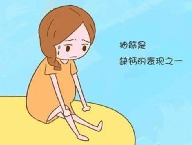 三、牙齿松动
孕期孕妈发现牙齿松动或者牙疼、牙龈出血，除了考虑牙齿本身是否出现问题之外，还应该想到是否是由孕妈缺钙导致的。因为牙齿的主要成分就是钙质，孕妈缺钙的话会直接体现在牙齿上。