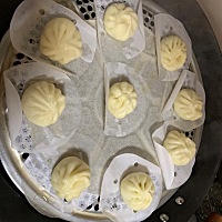今早吃素，小包子我做的，紫大薯甜粥公公煮的。