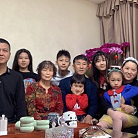 今年过年和爸爸妈妈姐姐一家我们一共12口，这样一起过年还是第一次，热闹极了。另外今年过年多了位新成...