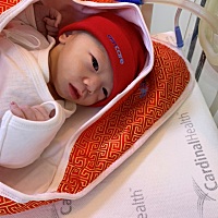 本来预约了24号一早住院催产，宝宝倔强到最后一刻，22号一早被疼醒，八点发现见红，大包小包到了医院做...