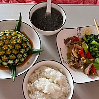 一天天吃睡也累。那些自己带娃的群里宝妈真的辛苦了。四五点挤奶的我真的累的一批