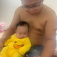 宝宝三个月就要坐着了，抱他就哭🤣