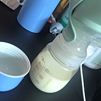 生完第三天经历了胀奶的痛仅次于顺产 现在四五个小时才胀奶 两边10分钟各两次才一百多 母乳奶粉混合喂养