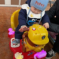 第一次坐摇摇车🤣