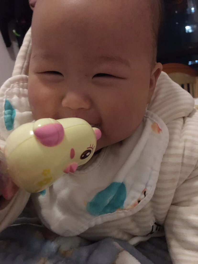 憨头憨脑的小宝贝，笑起来眼睛眯成一条缝啦