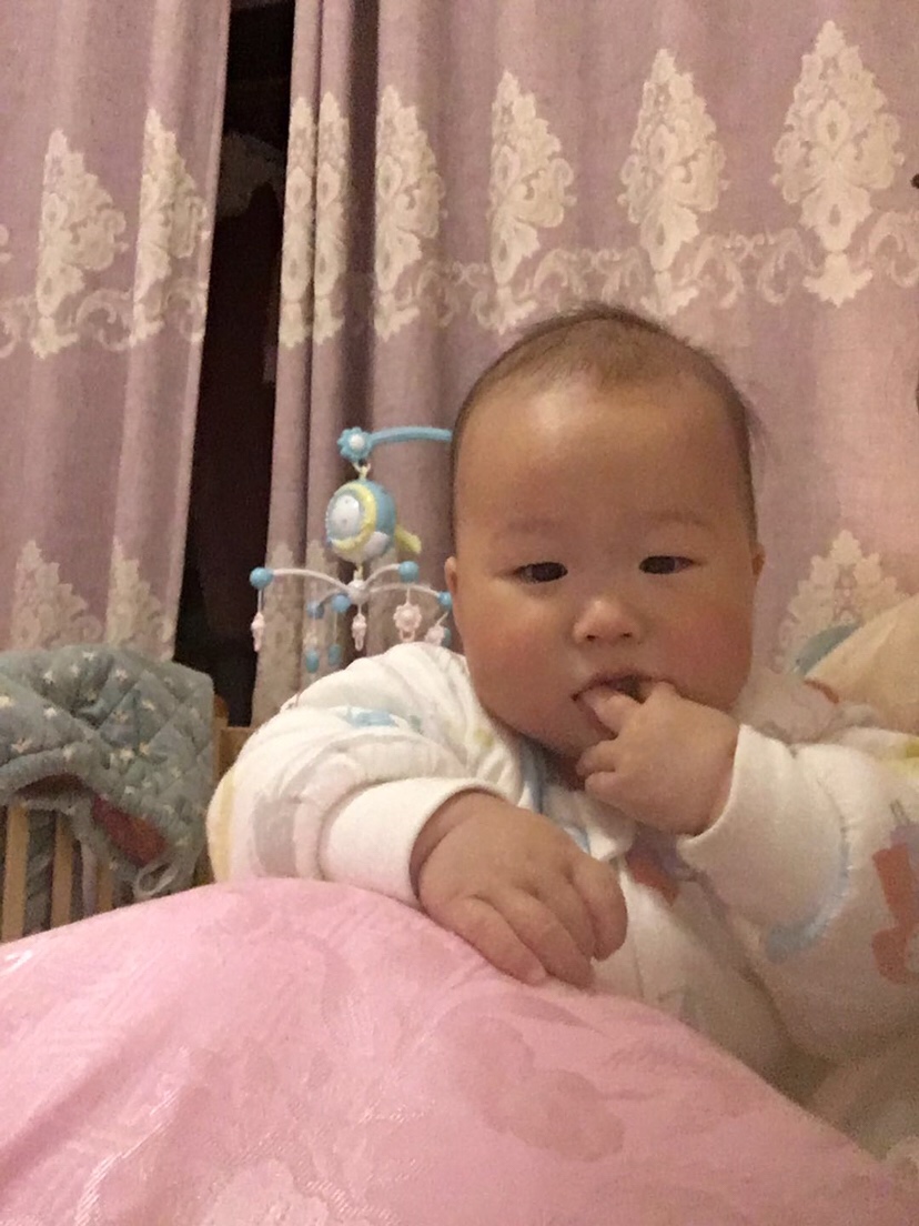 喜欢吃手手，睡前没吃饱呀